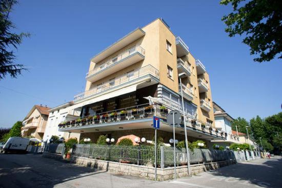 Hotel Luca Римини Экстерьер фото