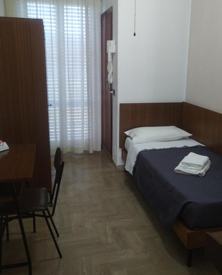 Hotel Luca Римини Экстерьер фото