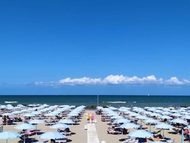 Hotel Luca Римини Экстерьер фото