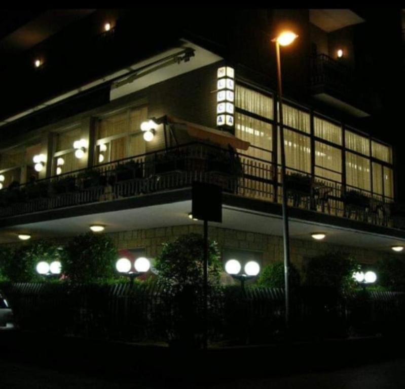 Hotel Luca Римини Экстерьер фото