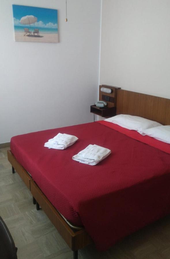 Hotel Luca Римини Экстерьер фото