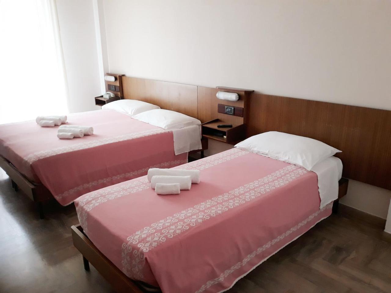 Hotel Luca Римини Экстерьер фото