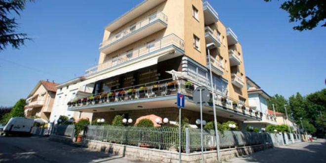 Hotel Luca Римини Экстерьер фото